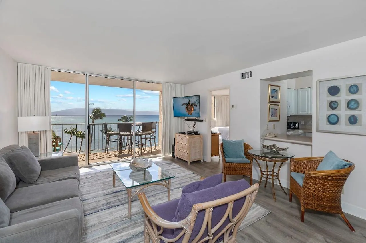 Beachfront Bliss: Oceanside Retreat with Central Dining Villa Kahana