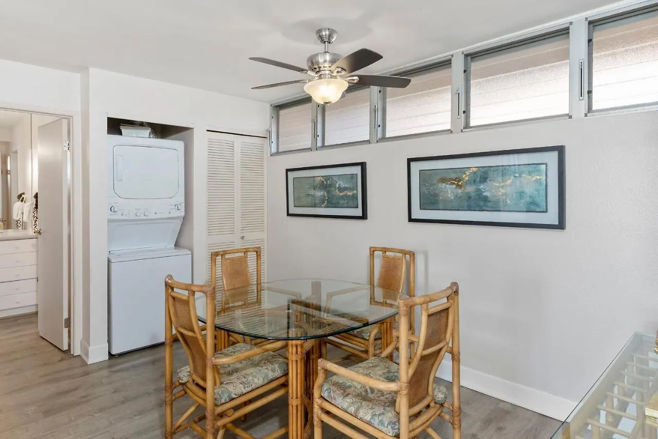 Beachfront Bliss: Oceanside Retreat with Central Dining Villa Kahana Holiday home