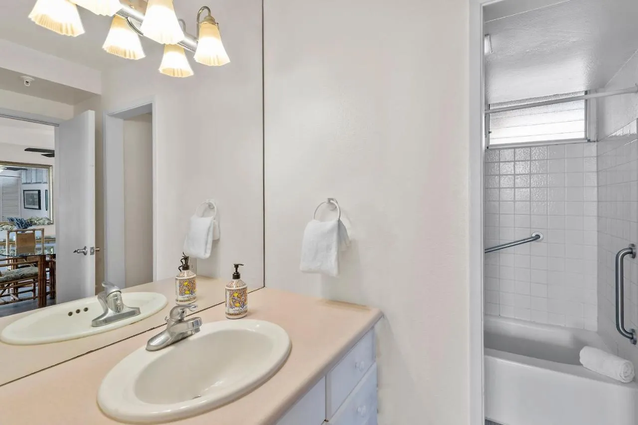 Holiday home Beachfront Bliss: Oceanside Retreat with Central Dining Villa Kahana United States