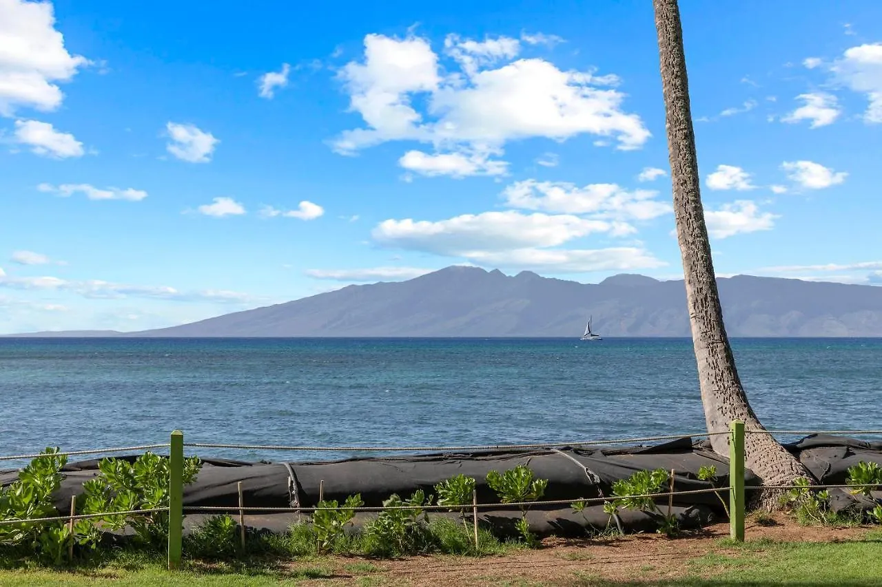Holiday home Beachfront Bliss: Oceanside Retreat with Central Dining Villa Kahana United States