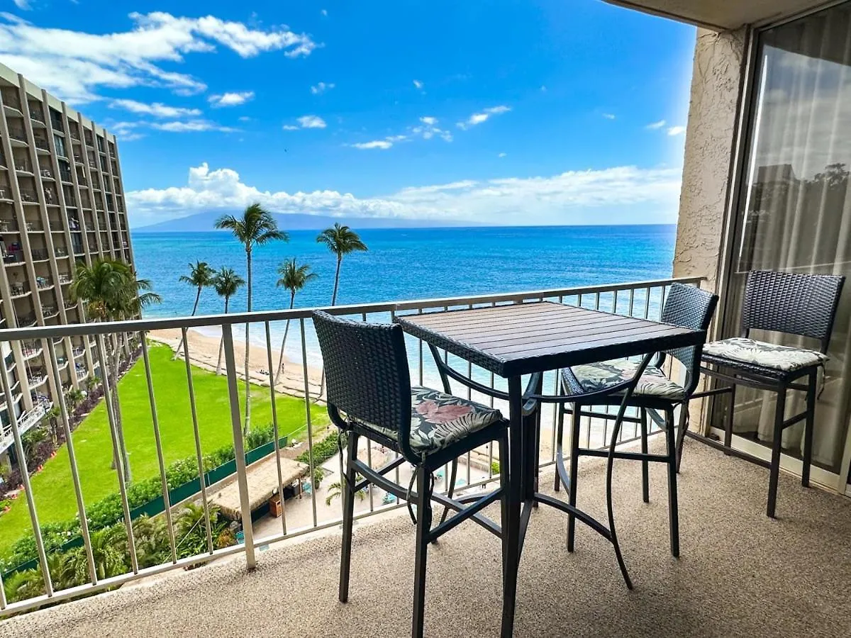 Beachfront Bliss: Oceanside Retreat with Central Dining Villa Kahana