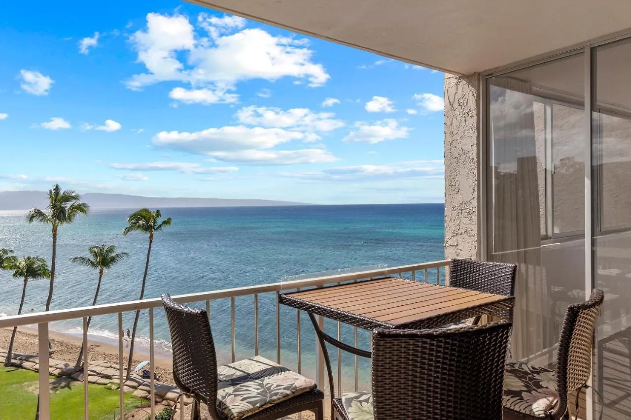 Holiday home Beachfront Bliss: Oceanside Retreat with Central Dining Villa Kahana