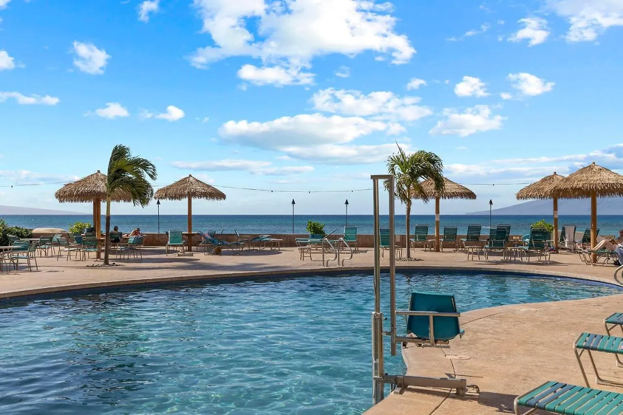 Beachfront Bliss: Oceanside Retreat with Central Dining Villa Kahana