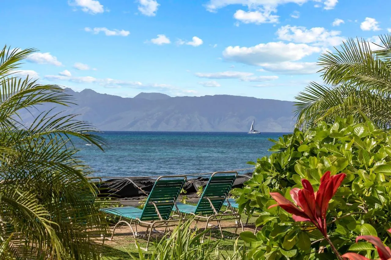 Holiday home Beachfront Bliss: Oceanside Retreat with Central Dining Villa Kahana