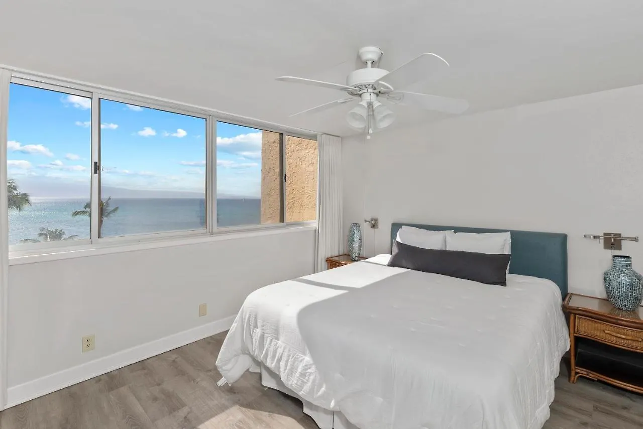 Beachfront Bliss: Oceanside Retreat with Central Dining Villa Kahana